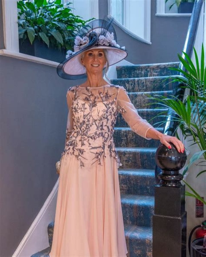 Can a lady wear a hat at dinner?
