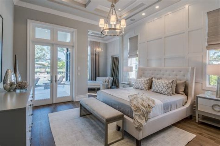 How do you decorate a master suite?