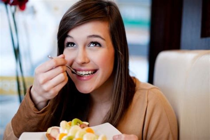 How long after a teeth cleaning can you eat?