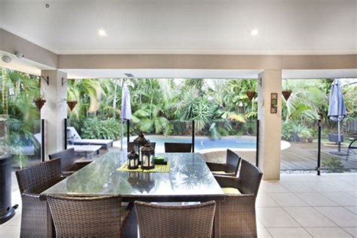 What are Plate glass windows?